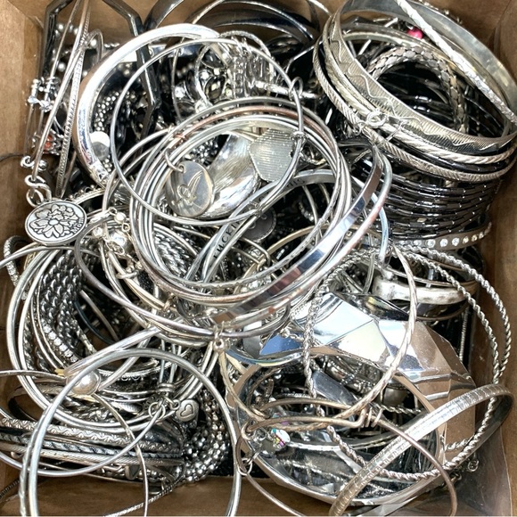 1 lb Bulk Silver & Silver-Tone Jewelry Lot Mixed Styles Untested Wearable Items - Picture 8 of 8